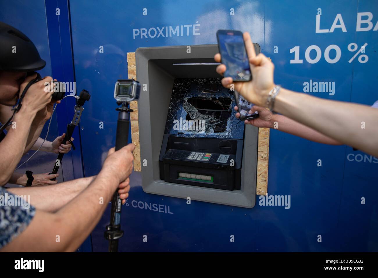 Parigi, Francia. 1° maggio 2025. Un bancomat viene vandalizzato dai manifestanti francesi durante una dimostrazione. Migliaia di persone hanno marciato attraverso il centro di Parigi in occasione della Festa del lavoro o della Festa di maggio, la celebrazione internazionale annuale dei diritti dei lavoratori. Credito: SOPA Images Limited/Alamy Live News Foto Stock