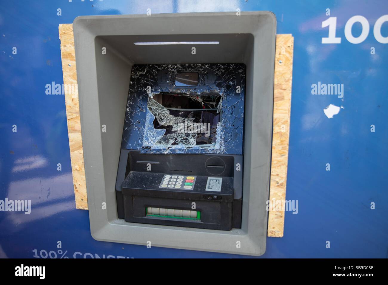 Parigi, Francia. 1° maggio 2025. Un bancomat viene vandalizzato dai manifestanti francesi durante una dimostrazione. Migliaia di persone hanno marciato attraverso il centro di Parigi in occasione della Festa del lavoro o della Festa di maggio, la celebrazione internazionale annuale dei diritti dei lavoratori. (Foto di James Willoughby/SOPA Images/Sipa USA) credito: SIPA USA/Alamy Live News Foto Stock