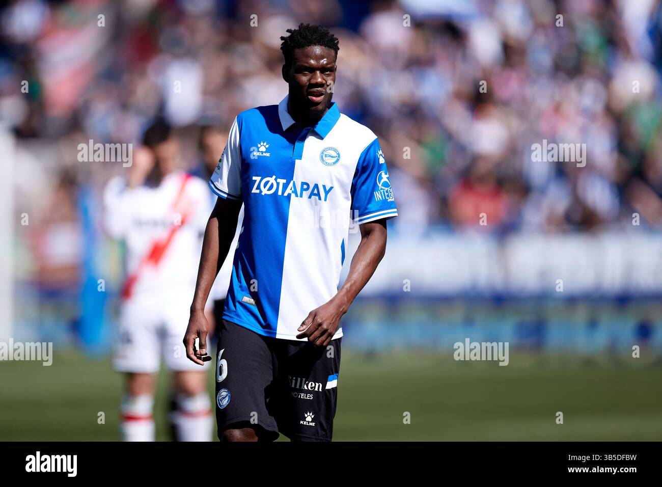 16 aprile 2022, VITORIA, ALAVA, SPAGNA: Mamadou Loum del Deportivo Alaves guarda durante la partita di campionato spagnolo della Liga tra Deportivo Alaves e Rayo Vallecano a Mendizorrotza il 16 aprile 2022, a Vitoria, Spagna. (Immagine di credito: © Ricardo Larreina/AFP7 via ZUMA Press Wire) Foto Stock