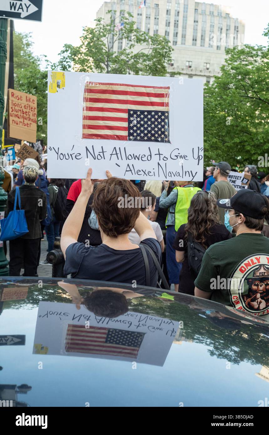 New York, New York, Stati Uniti. 1 maggio 2025. I manifestanti si riuniscono a Foley Square protestando contro la politica dell'amministrazione Trump in materia di tariffe, alloggi, immigrazione sanitaria, diritti dei lavoratori e diritti civili a New York. Più tardi i dimostranti marciarono lungo Broadway fino a Battery Park. (Immagine di credito: © Brian Branch Price/ZUMA Press Wire) SOLO PER USO EDITORIALE! Non per USO commerciale! Foto Stock