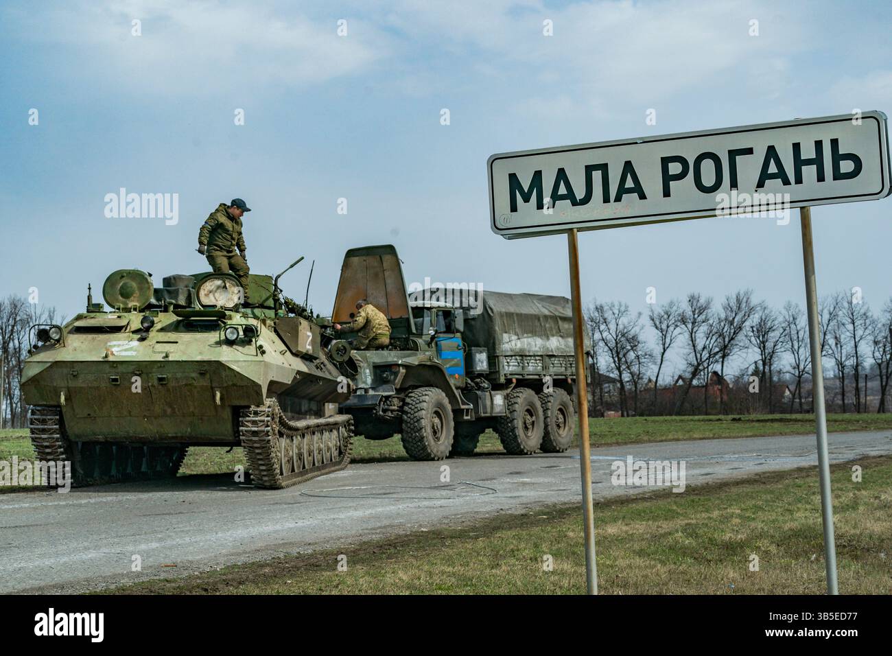 1 aprile 2022, Kharkiv, Kharkiv, Ucraina: I soldati ucraini riparano i veicoli blindati con il simbolo Z dell'esercito russo durante i combattimenti a Kharkiv, Ucraina. (Credit Image: © Celestino Arce Lavin/ZUMA Press Wire) Foto Stock