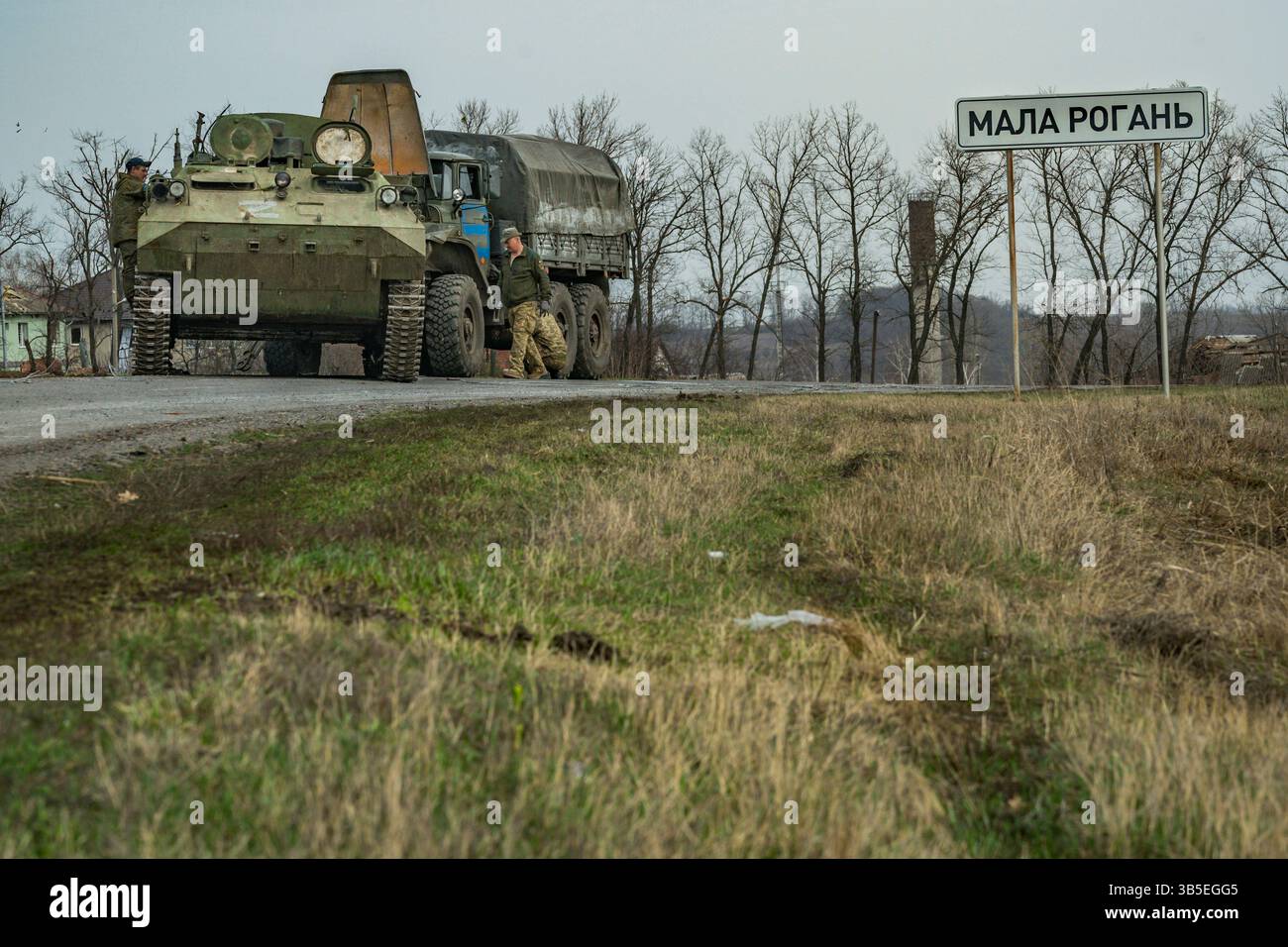 1 aprile 2022, Kharkiv, Kharkiv, Ucraina: I soldati ucraini riparano i veicoli blindati con il simbolo Z dell'esercito russo durante i combattimenti a Kharkiv, Ucraina. (Credit Image: © Celestino Arce Lavin/ZUMA Press Wire) Foto Stock