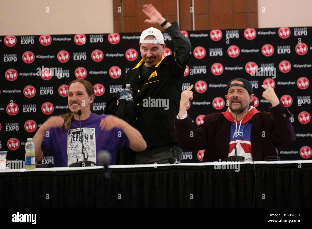 22 aprile 2022, Calgary, Alberta, Canada: Kevin Smith si unisce a Jason Mews sul palco della riunione di â€œJay & Silent Bobâ€ al Calgary Comic and Entertainment Expo (Credit Image: © Baden Roth/ZUMA Press Wire) Foto Stock