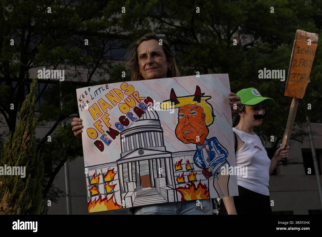 Washington, District of Columbia, USA. 1 maggio 2025. I partecipanti si radunano al Freedom Plaza di Washington, DC, il 1° maggio 2025, durante una manifestazione del giorno di maggio che chiede i diritti dei lavoratori e la giustizia economica. Organizzato sotto il titolo "per i lavoratori, non i miliardari", l'evento ha attirato attivisti, membri sindacali e gruppi di difesa da tutta la regione. Crediti: Mehmet Eser/ZUMA Press Wire/ZUMA Wire/Alamy Live News Foto Stock