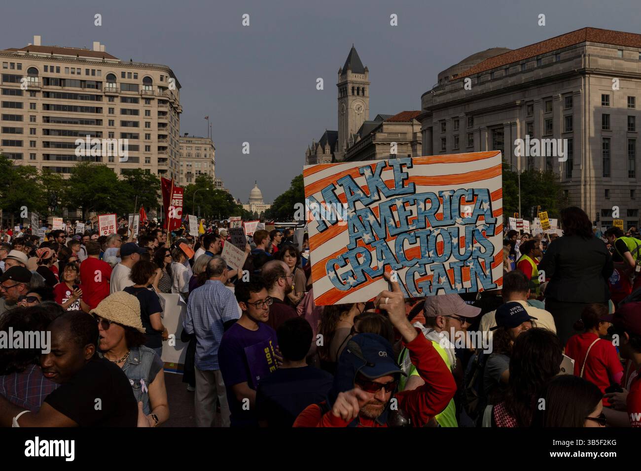 Washington, District of Columbia, USA. 1 maggio 2025. I partecipanti si radunano al Freedom Plaza di Washington, DC, il 1° maggio 2025, durante una manifestazione del giorno di maggio che chiede i diritti dei lavoratori e la giustizia economica. Organizzato sotto il titolo "per i lavoratori, non i miliardari", l'evento ha attirato attivisti, membri sindacali e gruppi di difesa da tutta la regione. Crediti: Mehmet Eser/ZUMA Press Wire/ZUMA Wire/Alamy Live News Foto Stock