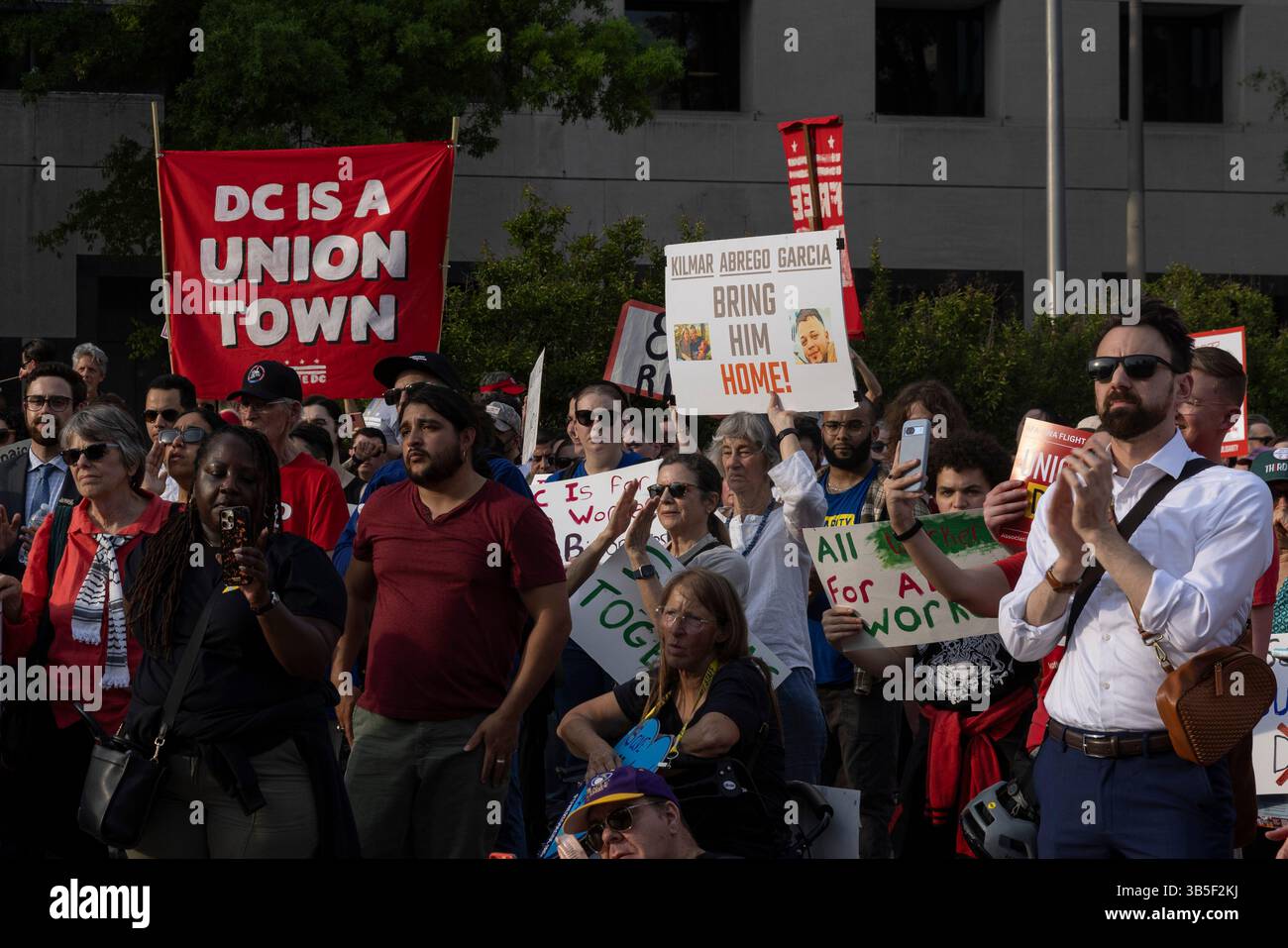 Washington, District of Columbia, USA. 1 maggio 2025. I partecipanti si radunano al Freedom Plaza di Washington, DC, il 1° maggio 2025, durante una manifestazione del giorno di maggio che chiede i diritti dei lavoratori e la giustizia economica. Organizzato sotto il titolo "per i lavoratori, non i miliardari", l'evento ha attirato attivisti, membri sindacali e gruppi di difesa da tutta la regione. Crediti: Mehmet Eser/ZUMA Press Wire/ZUMA Wire/Alamy Live News Foto Stock