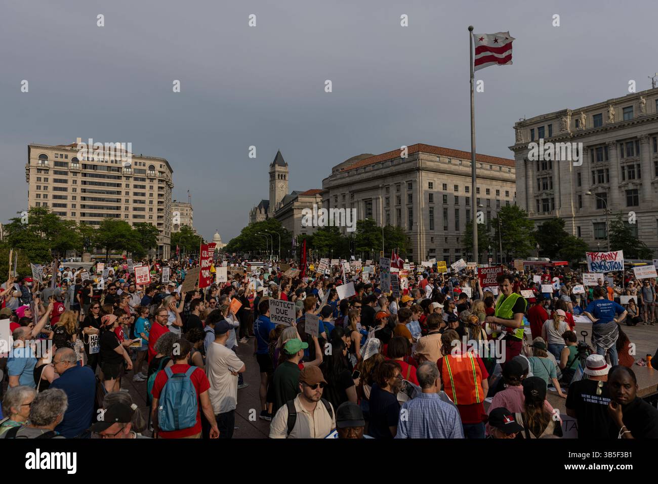 Washington, District of Columbia, USA. 1 maggio 2025. I partecipanti si radunano al Freedom Plaza di Washington, DC, il 1° maggio 2025, durante una manifestazione del giorno di maggio che chiede i diritti dei lavoratori e la giustizia economica. Organizzato sotto il titolo "per i lavoratori, non i miliardari", l'evento ha attirato attivisti, membri sindacali e gruppi di difesa da tutta la regione. Crediti: Mehmet Eser/ZUMA Press Wire/ZUMA Wire/Alamy Live News Foto Stock