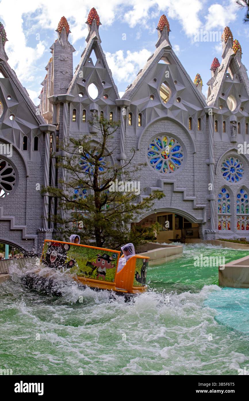 Giro nel parco a tema al villaggio della cultura aborigena di Formosan Foto Stock