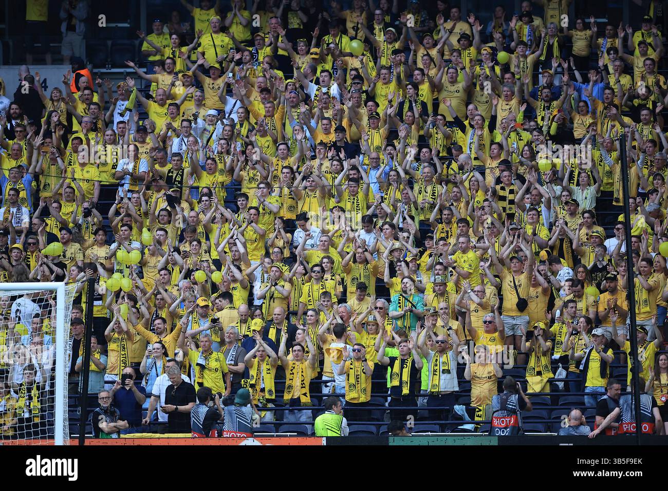 Londra, Regno Unito. 1 maggio 2025. Tottenham Hotspur V Bodø/Glimt - UEFA Europa League semifinale prima tappa - Tottenham Hotspur Stadium. Bodø/Glimt Fans Credit: Christopher Foxwell/Alamy Live News Foto Stock Londra, Regno Unito. 1 maggio 2025. Tottenham Hotspur V Bodø/Glimt - UEFA Europa League semifinale prima tappa - Tottenham Hotspur Stadium. Bodø/Glimt Fans Credit: Christopher Foxwell/Alamy Live News Foto Stock