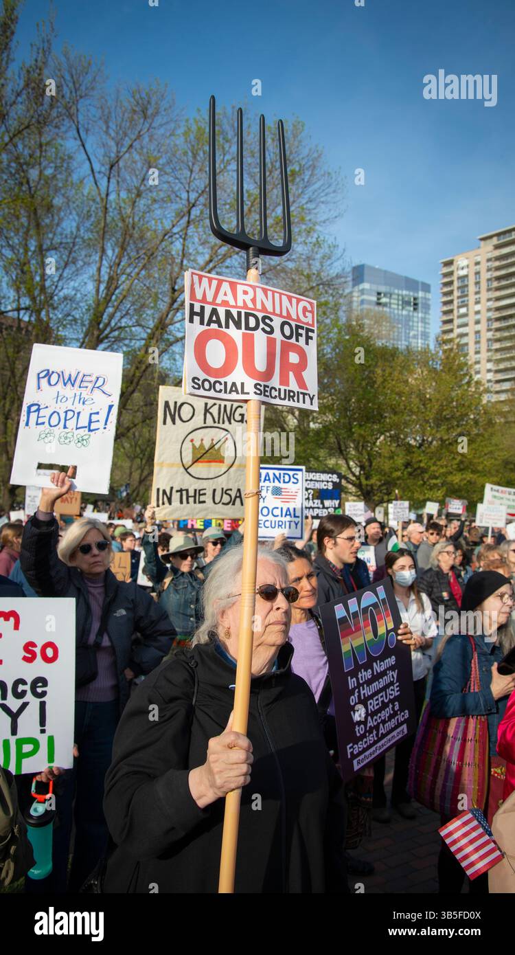 Boston, Massachusetts, Stati Uniti. Maggio 2025. Oltre 1.000 persone si sono radunate nel centro di Boston sul Boston Common, il più antico parco cittadino degli Stati Uniti, il May Day o la giornata internazionale dei lavoratori. Il movimento del 50501 insieme ai sindacati, ai gruppi studenteschi, agli educatori e alle organizzazioni di base guidano quella che chiamavano una "giornata nazionale dell'azione" nelle città e nelle città degli Stati Uniti in opposizione alle azioni del presidente degli Stati Uniti Donald Trump e di Elon Musk. Crediti: Chuck Nacke / Alamy Live News Foto Stock