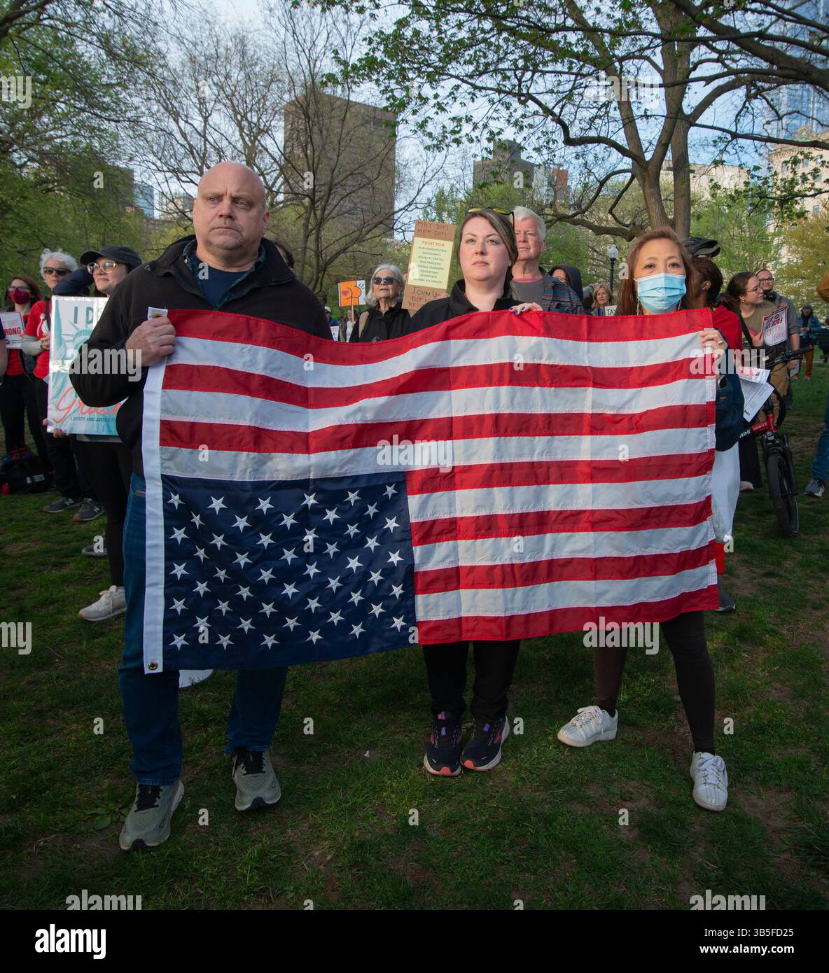 Boston, Massachusetts, Stati Uniti. Maggio 2025. Oltre 1.000 persone si sono radunate nel centro di Boston sul Boston Common, il più antico parco cittadino degli Stati Uniti, il May Day o la giornata internazionale dei lavoratori. Il movimento del 50501 insieme ai sindacati, ai gruppi studenteschi, agli educatori e alle organizzazioni di base guidano quella che chiamavano una "giornata nazionale dell'azione" nelle città e nelle città degli Stati Uniti in opposizione alle azioni del presidente degli Stati Uniti Donald Trump e di Elon Musk. I dimostranti tengono una bandiera americana capovolta, come segno di angoscia. Crediti: Chuck Nacke / Alamy Live News Foto Stock