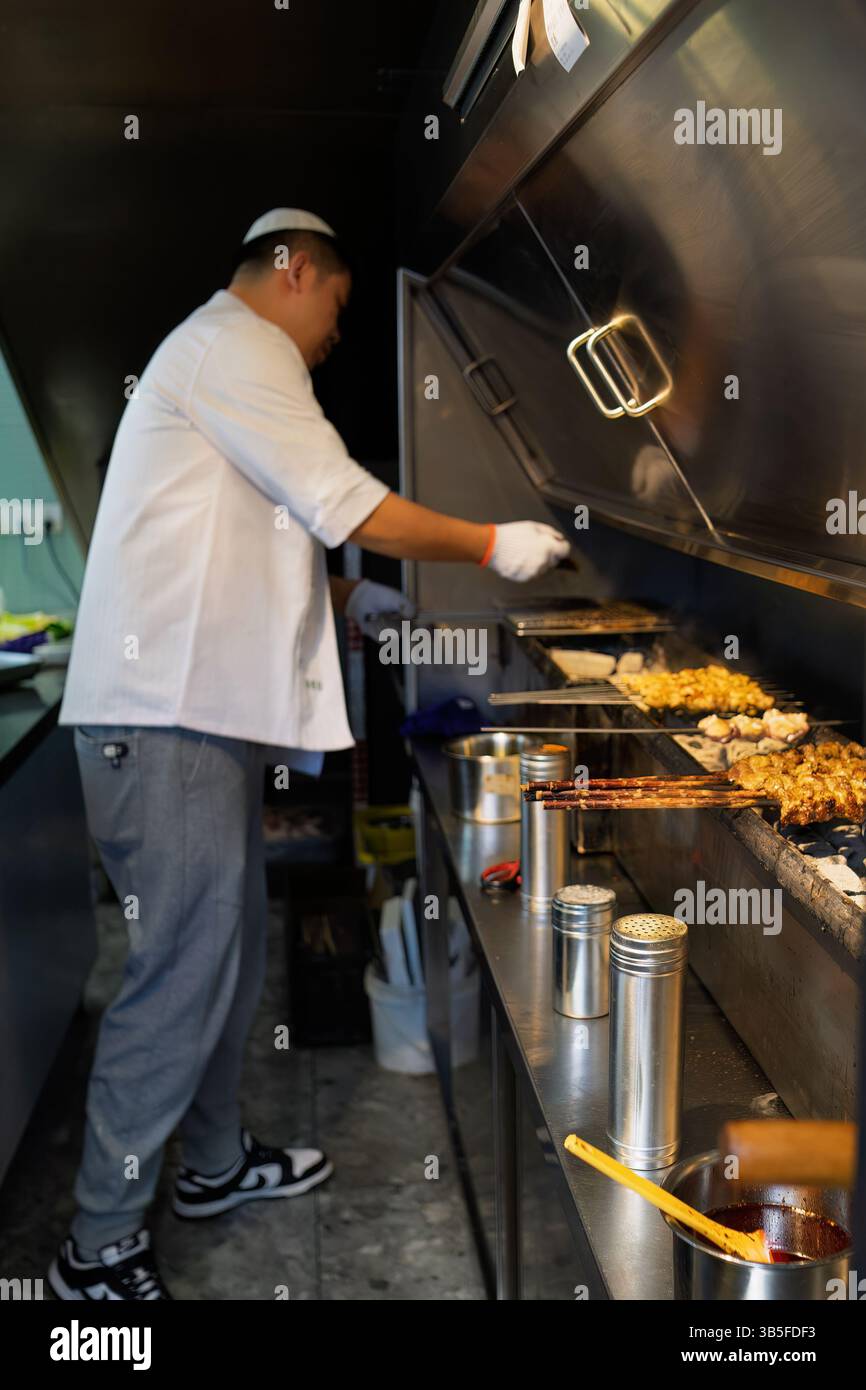 Shanghai, Malesia - 8 dicembre 2024 il personale del ristorante Zinjiang cinese musulmano è impegnato in cucina. Foto Stock