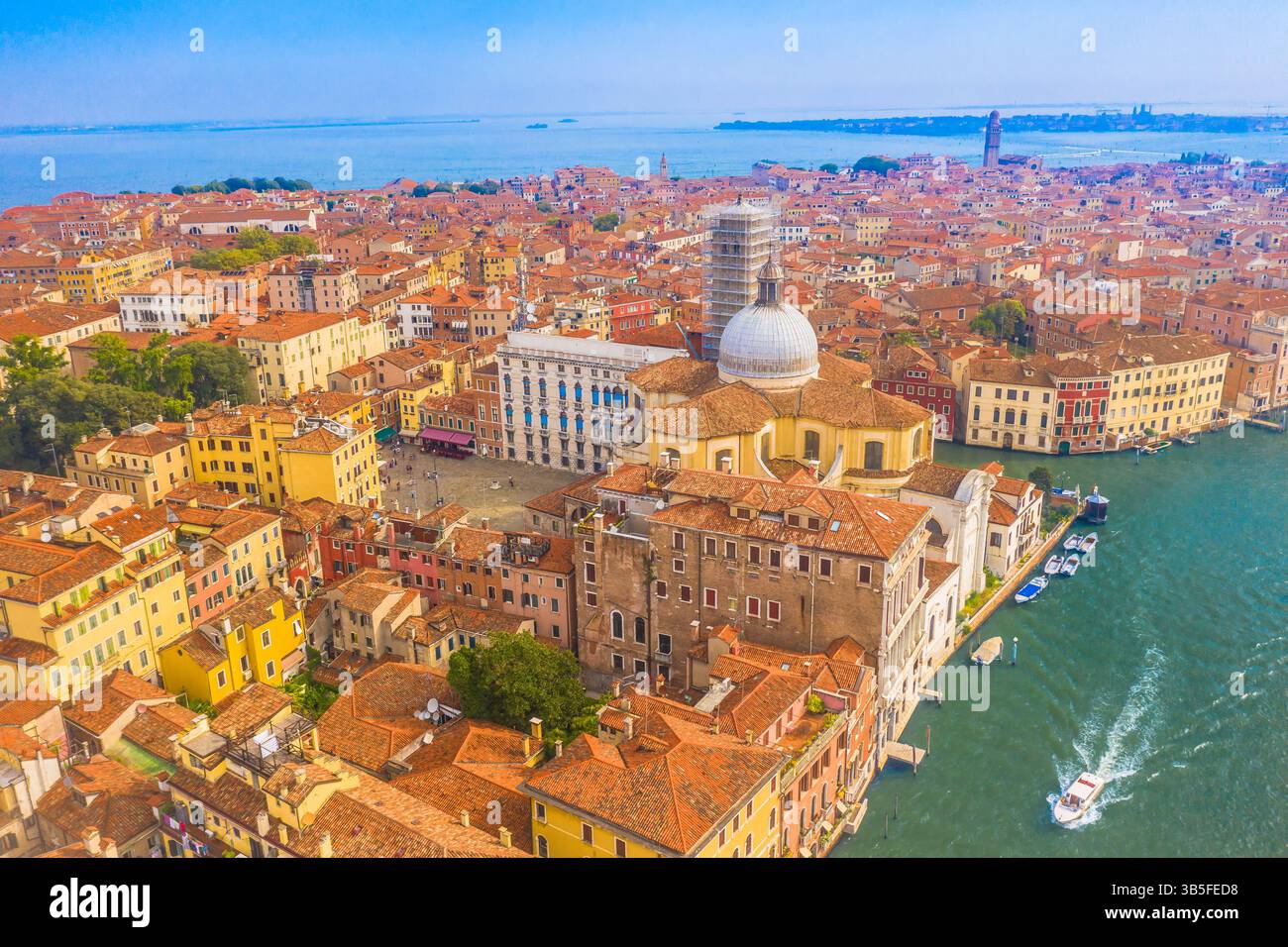 Vista aerea della romantica Venezia, Italia, caratterizzata dall'iconico Canal grande che si snoda attraverso la città storica, con eleganti palazzi, ponti e gondole Foto Stock