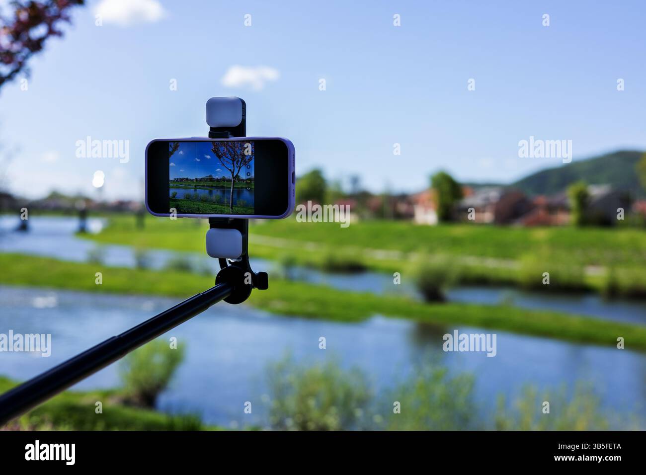 Il blogger filma la natura su smartphone Foto Stock