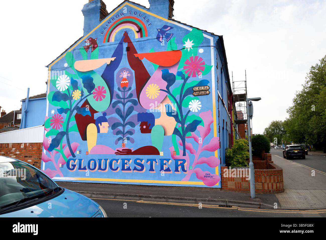 La "Rainbow Square" di Gloucester, con case dai colori vivaci, su Nettleton Road, St Kilda Parade e Station Road, creata dall'artista Tash Frootko. - 1 ma Foto Stock