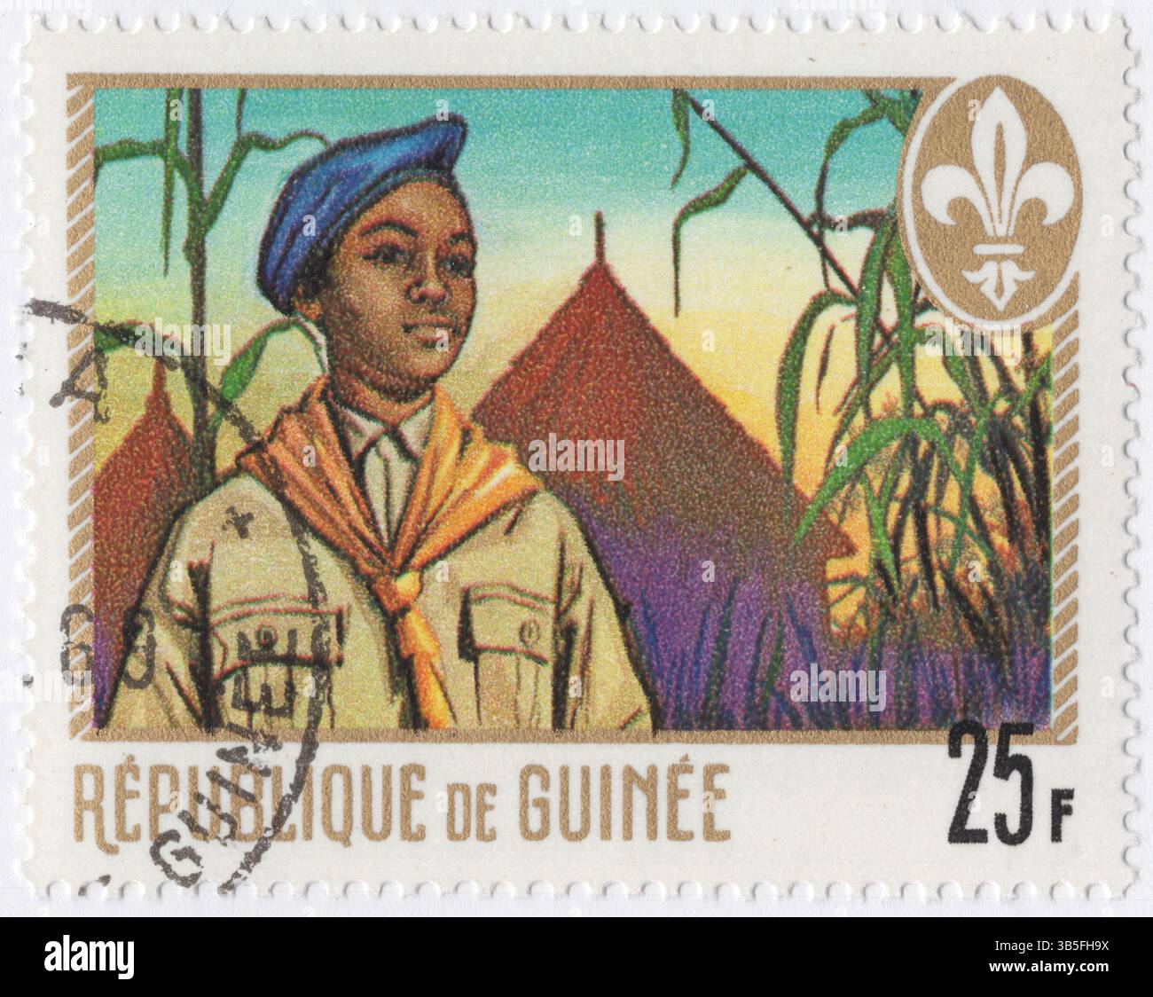GUINEA - 1969 luglio 1: Franchi d'oro da 25 franchi e francobolli multicolori raffiguranti Boy Scout e tende. Rilasciato per onorare i Boy Scouts della Guinea. Pionnier de Guinee, movimento Nazionale. Lo scautismo, noto anche come movimento Scout, è un movimento giovanile mondiale che utilizza il metodo Scout, che divenne popolare nel primo decennio del XX secolo. Segue un programma di educazione informale con particolare attenzione alle attività pratiche all'aperto, tra cui campeggio, artigianato del legno, acquatiche, escursionismo, zaino in spalla e sport. Una caratteristica di movimento ampiamente riconosciuta è l'uniforme scout Foto Stock
