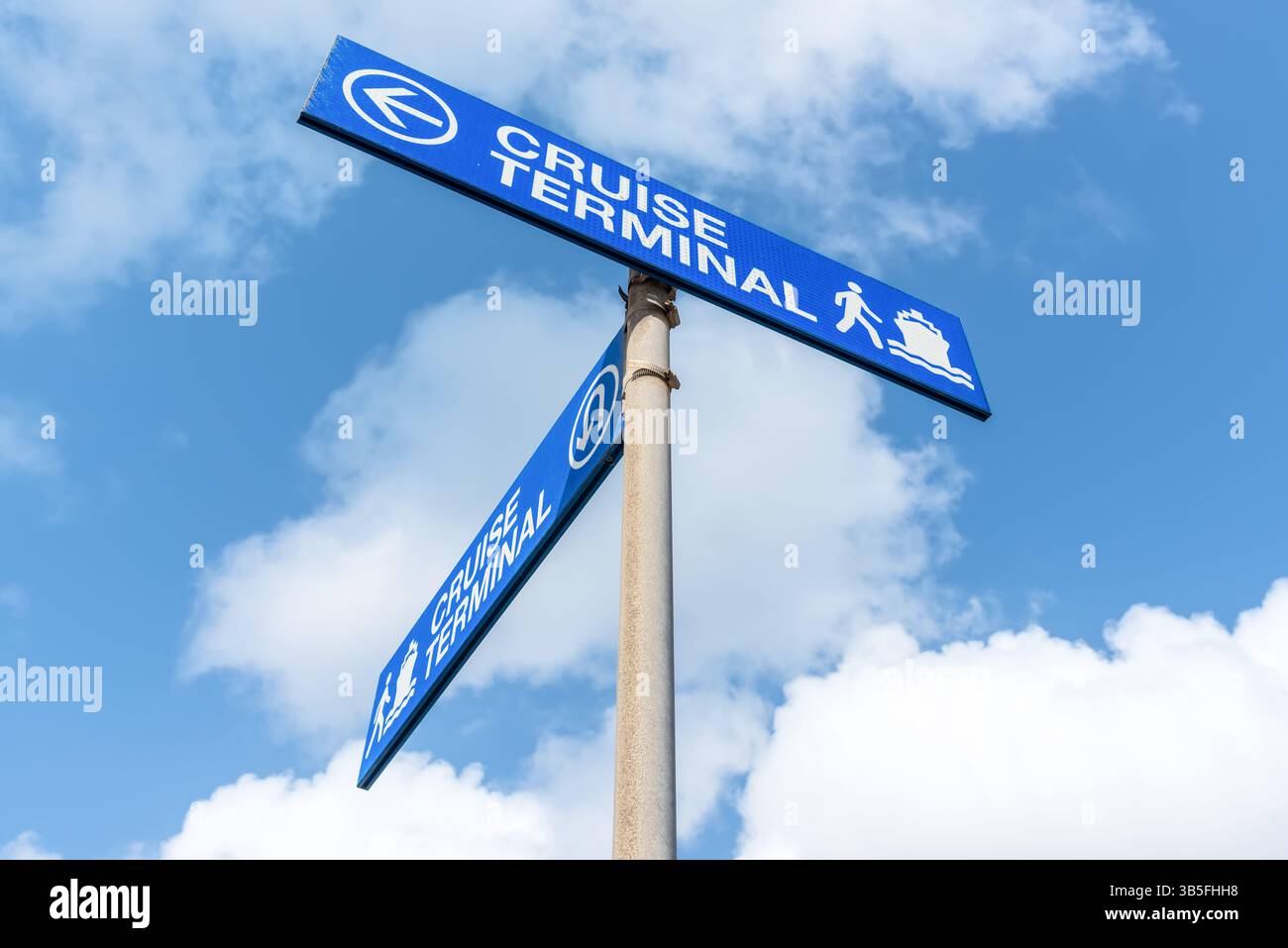 Oranjestad, Aruba - 11 aprile 2024: Puntatore al terminal delle navi da crociera di Oranjestad, Aruba. Foto Stock
