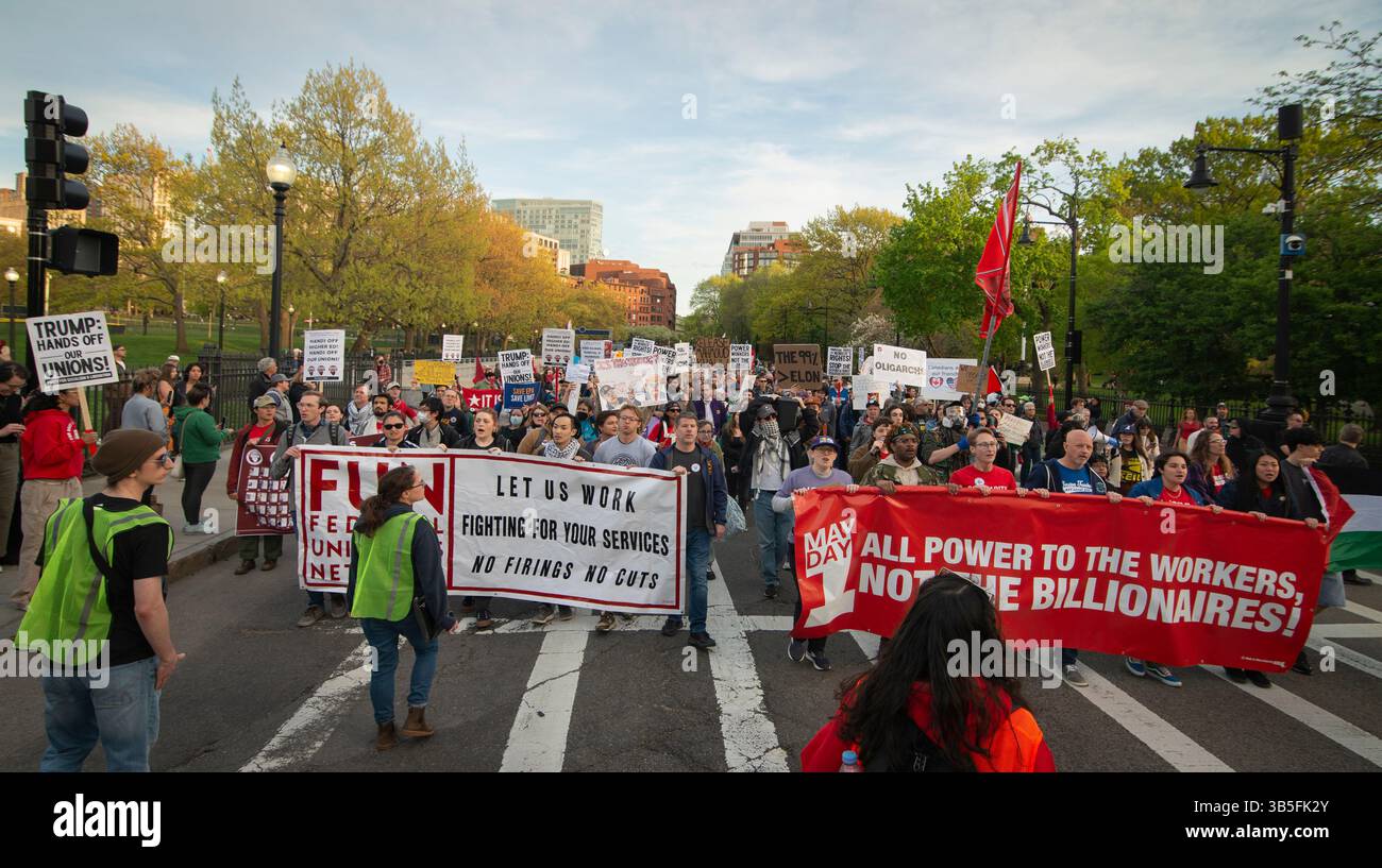 Boston, Massachusetts, Stati Uniti. Maggio 2025. Oltre 1.000 persone si sono radunate nel centro di Boston sul Boston Common, il più antico parco cittadino degli Stati Uniti, il May Day o la giornata internazionale dei lavoratori. Il movimento del 50501 insieme ai sindacati, ai gruppi studenteschi, agli educatori e alle organizzazioni di base guidano quella che chiamavano una "giornata nazionale dell'azione" nelle città e nelle città degli Stati Uniti in opposizione alle azioni del presidente degli Stati Uniti Donald Trump e di Elon Musk. Crediti: Chuck Nacke / Alamy Live News Foto Stock