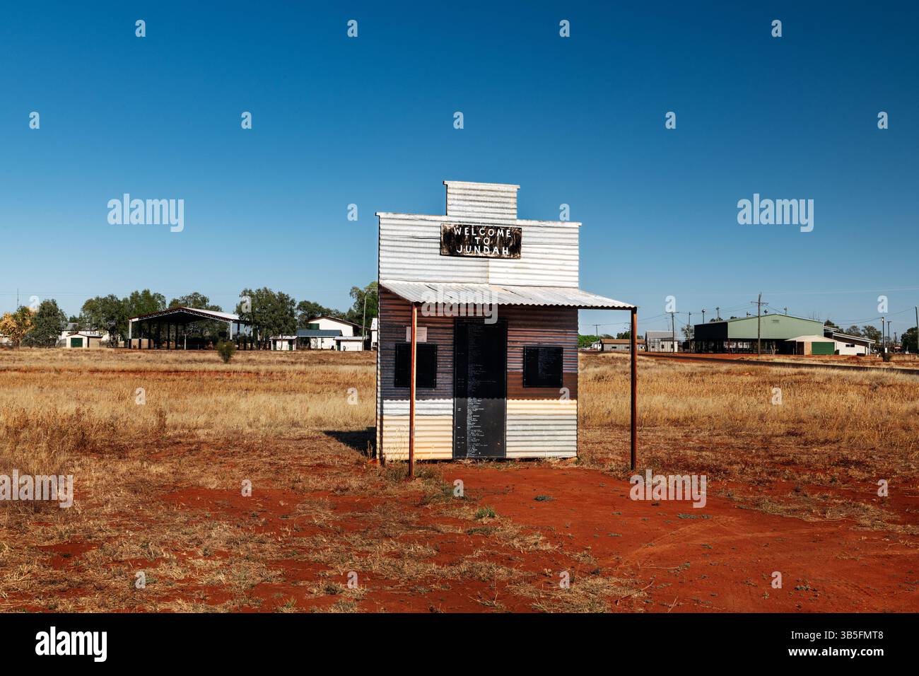 Il tabellone informativo ti dà il benvenuto quando arrivi alla remota città di Judah nell'Outback del Queensland. Foto Stock