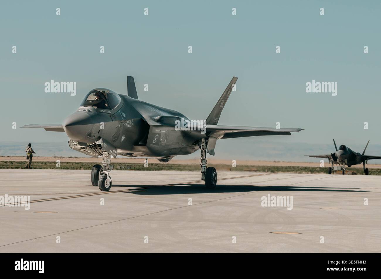 Gli F-35A Lighting IIS atterrano durante l'esercitazione PANTHER SHADOW alla Mountain Home Air Force base, Idaho, 22 aprile 2025. L'esercizio dimostra Foto Stock