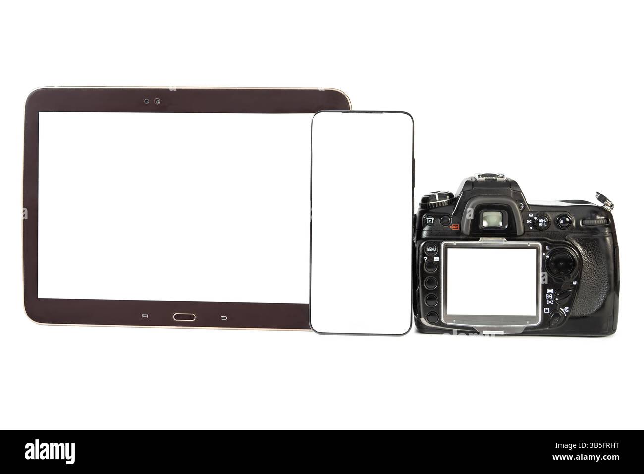 Una fotocamera, uno smartphone e un tablet sono disposti fianco a fianco, mostrando vari strumenti per catturare immagini e progetti creativi all'interno. Foto Stock