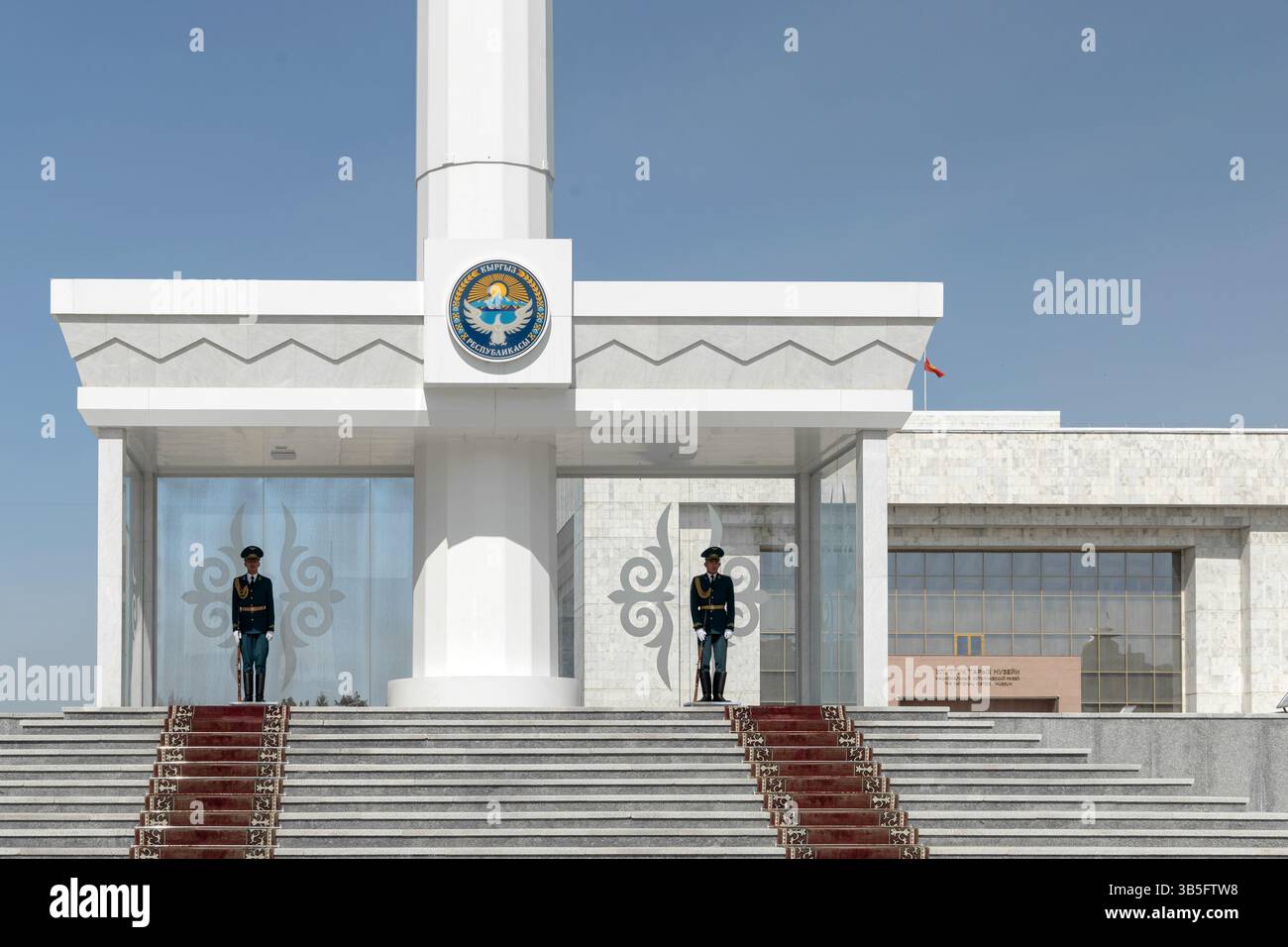 Guardia d'Onore e museo storico in piazza Ala-Too. Bishkek, Kirghizistan - 21 Mar 2025 Foto Stock