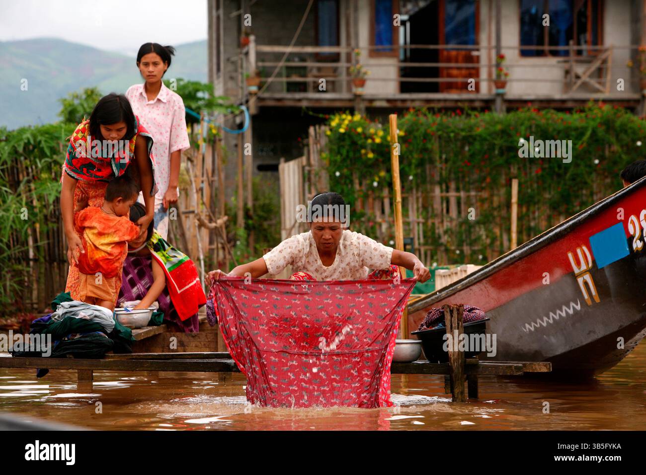 Inhle Lake Boat è chiamata sampan (fondo piatto). Gli Intha vivono intorno al lago in 17 villaggi. Foto Stock