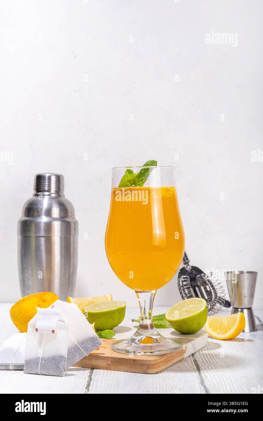 Cocktail alla moda ispirato al tè con miscele verdi, oolong, nere, chai e altre miscele di tè. Tè frizzante soda, bevande estive fredde con sciroppo, limone, lime Foto Stock