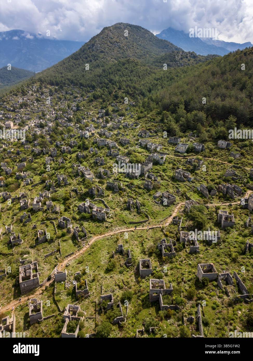 Vista aerea delle case in rovina della città fantasma di Kayakoy a Fethiye Foto Stock