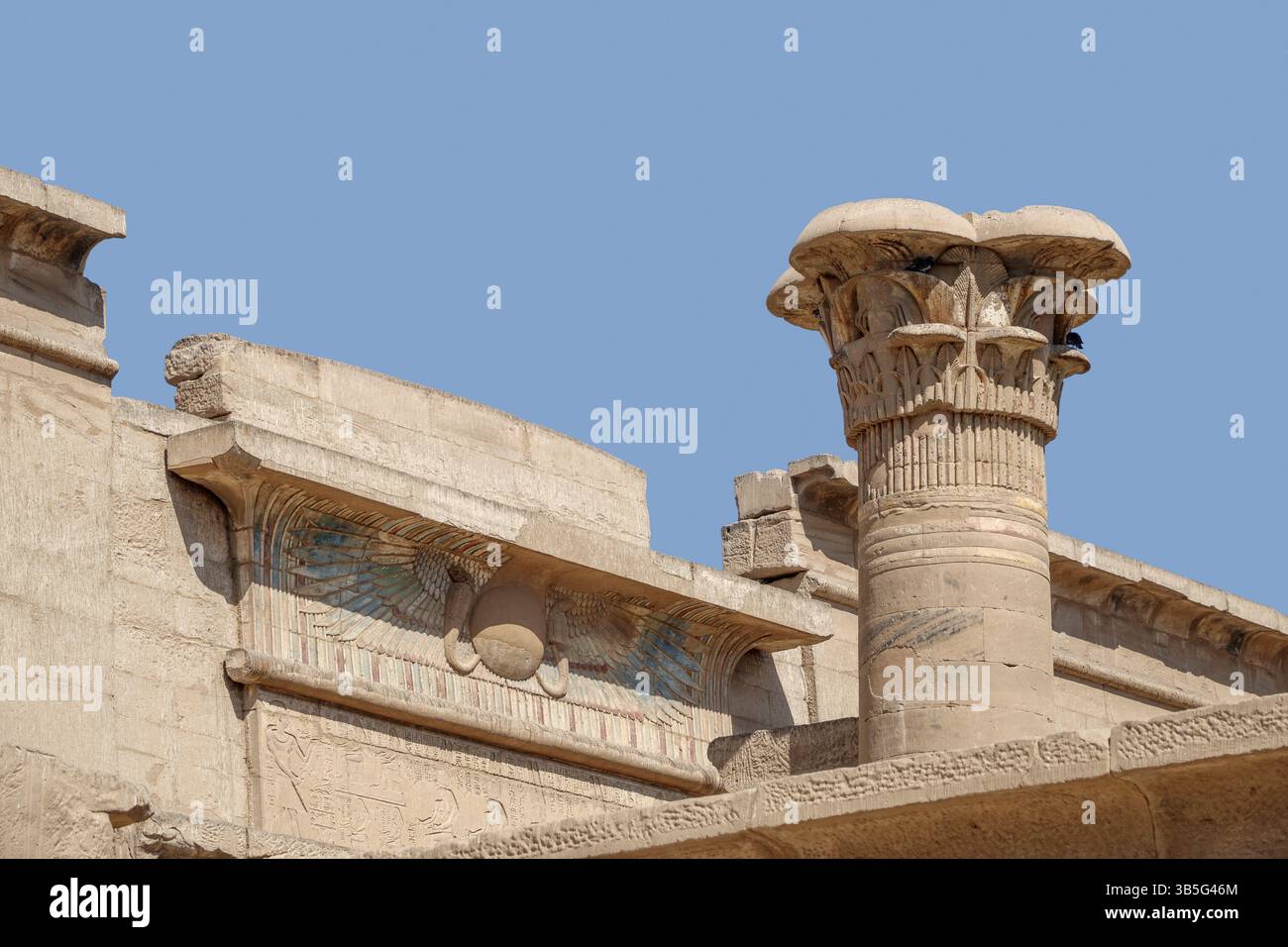 Il pilone di Tolomeo VII, al Tempio piccolo di Medinet Habu, sponda occidentale del Nilo Luxor, Egitto Foto Stock