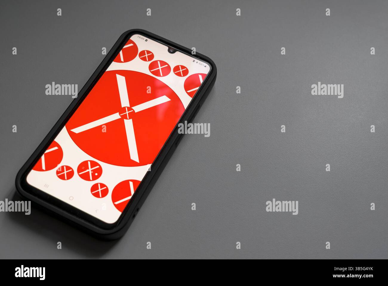 Primo piano dello schermo del telefono cellulare con l'icona X; isolato su sfondo vuoto; angolo superiore. Foto Stock