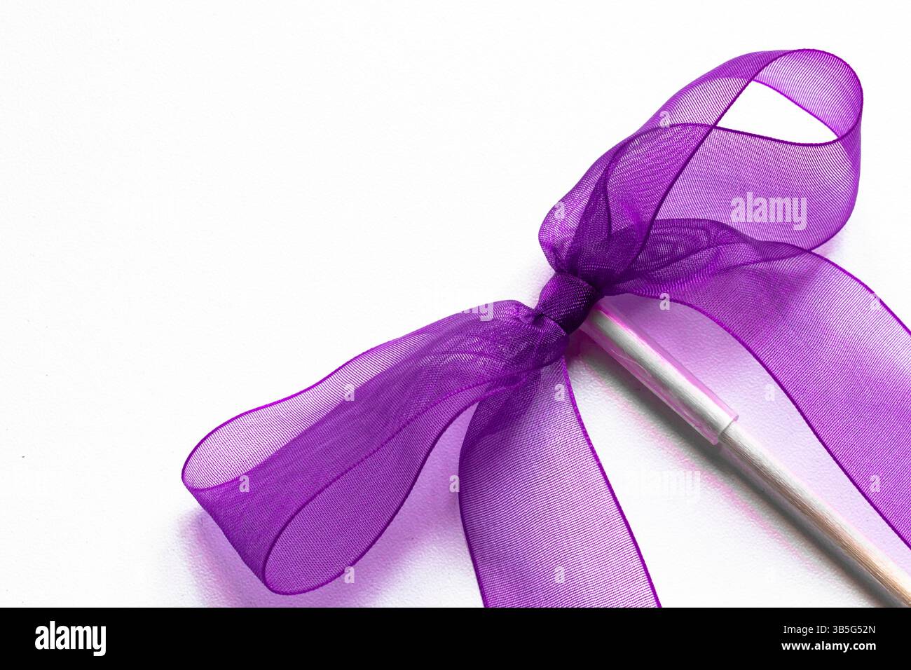 Primo piano di un nastro viola isolato su sfondo bianco Foto Stock