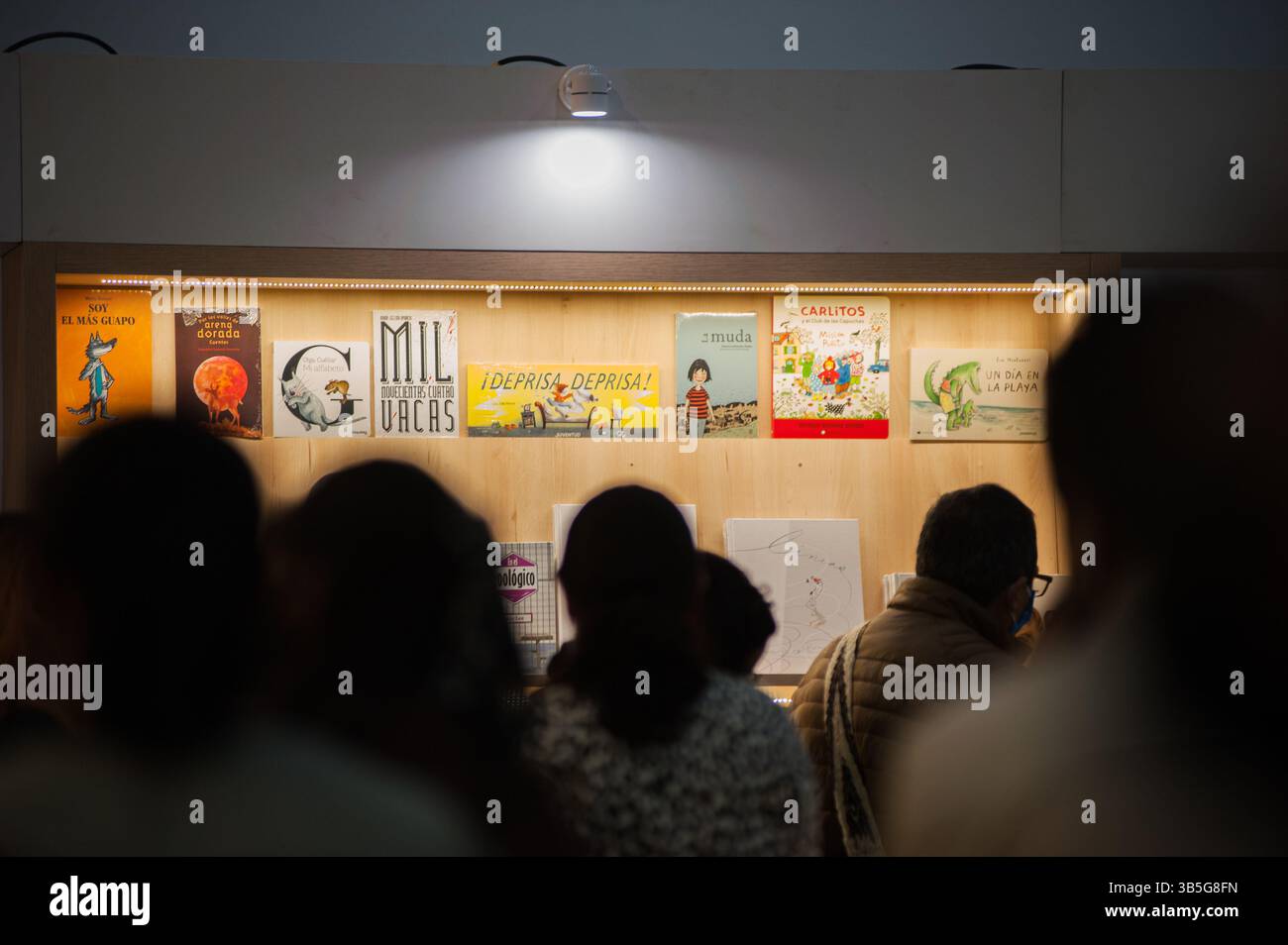 24 aprile 2022, Bogotà, Cundinamarca, Colombia: Gli acquirenti di libri vedono le ultime edizioni dei loro generi letterari preferiti durante la prima domenica della Fiera Internazionale del Libro di Bogotà 'FILBO' a Bogotà, Colombia, il 24 aprile 2022. Foto di: Chepa Beltran/Long Visual Press (immagine di credito: © Chepa Beltran/LongVisual via ZUMA Press Wire) Foto Stock