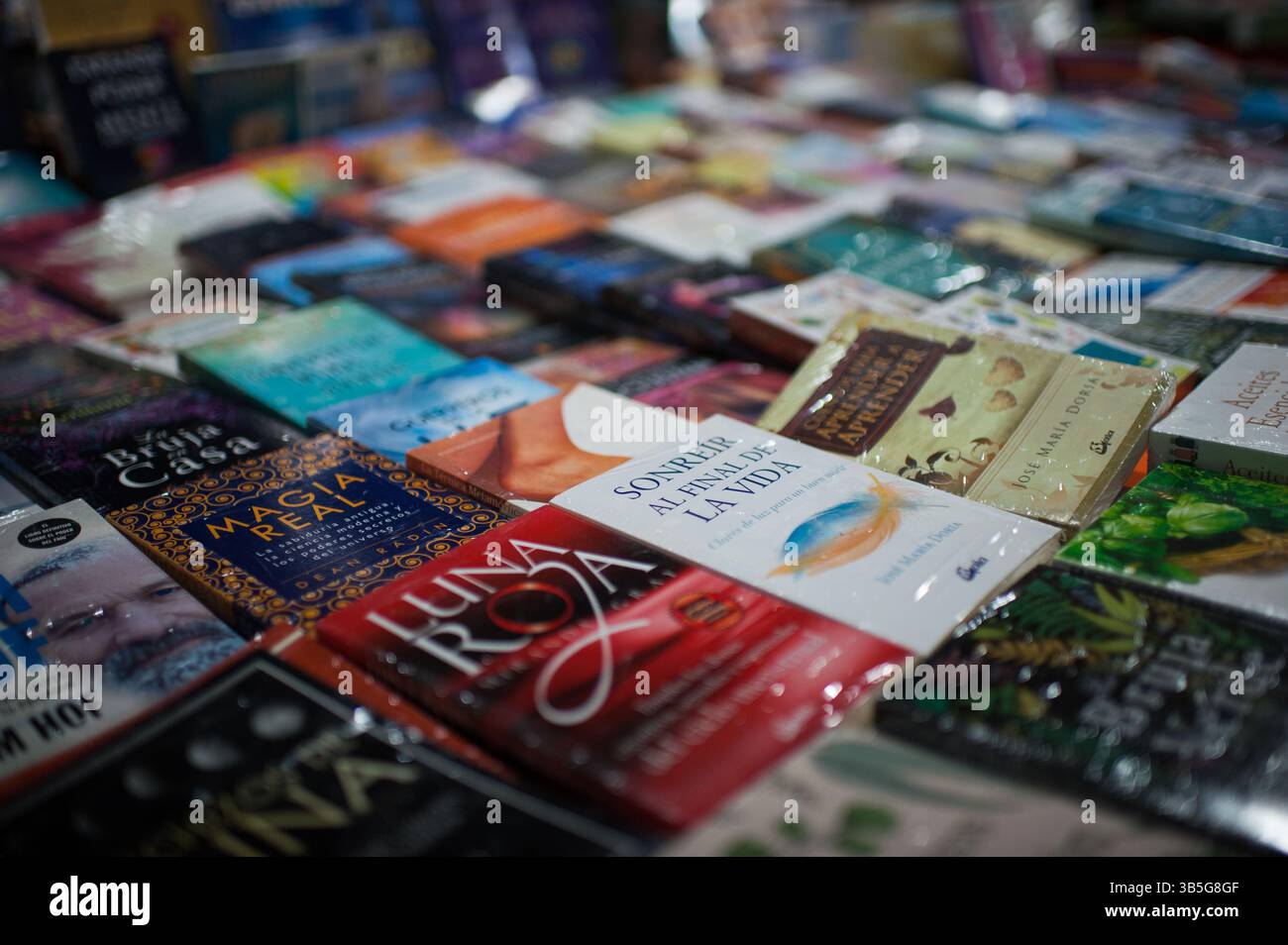24 aprile 2022, Bogotà, Cundinamarca, Colombia: Vari generi letterari sono esposti in vendita durante la prima domenica della Fiera Internazionale del Libro di Bogotà 'FILBO' a Bogotà, Colombia, il 24 aprile 2022. Foto di: Chepa Beltran/Long Visual Press (immagine di credito: © Chepa Beltran/LongVisual via ZUMA Press Wire) Foto Stock