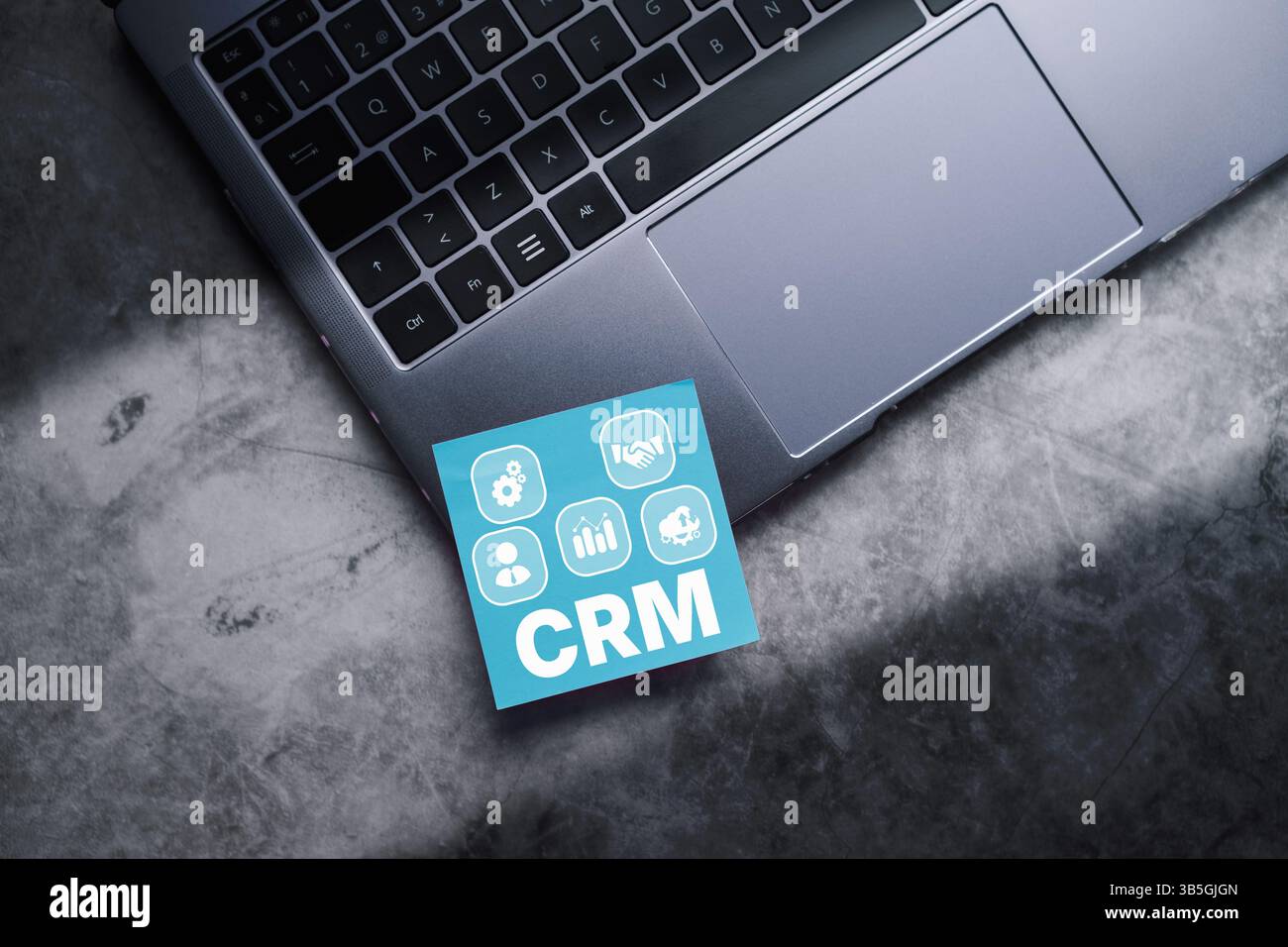Concetto di gestione delle relazioni con i clienti. Strategie di conservazione. CRM o programma di fidelizzazione dei clienti. Computer portatile con interfaccia CRM per note adesive. Foto Stock