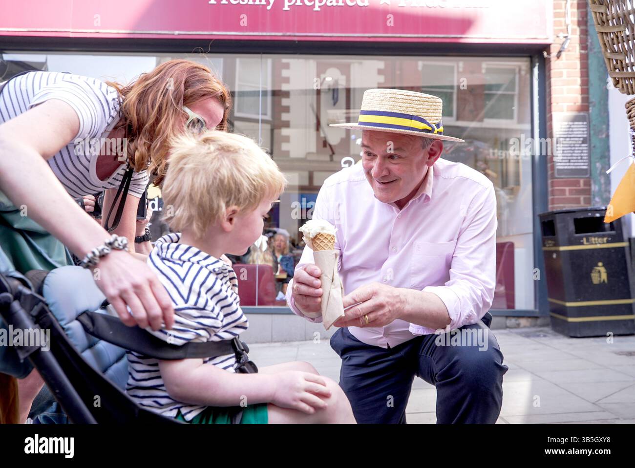 Il leader liberale dei Democratici Sir ed Davey serve gelati nelle giornate calde di Shrewsbury, nello Shropshire, per ringraziare gli elettori dopo le elezioni locali. Data foto: Venerdì 2 maggio 2025. Foto Stock