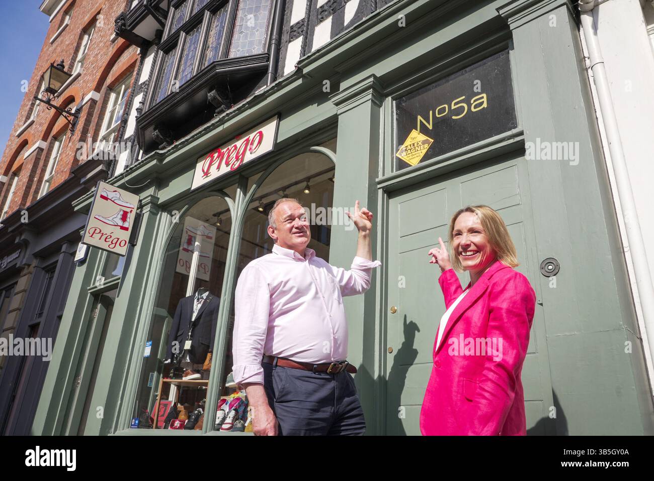 Il leader liberale dei Democratici Sir ed Davey serve gelati nelle giornate calde di Shrewsbury, nello Shropshire, per ringraziare gli elettori dopo le elezioni locali. Data foto: Venerdì 2 maggio 2025. Foto Stock