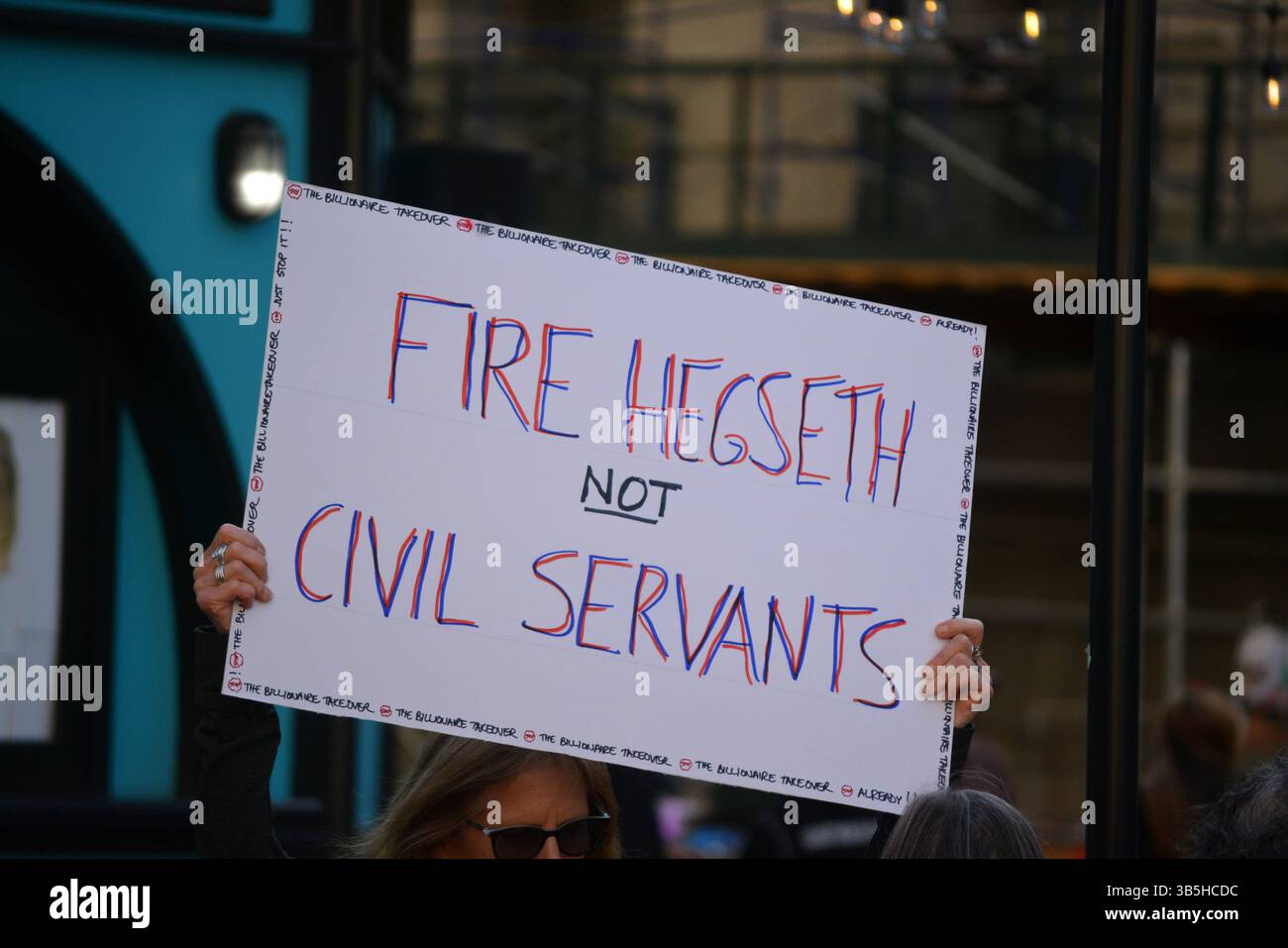 Cartello anti-Pete Hegseth ad un evento del giorno di maggio a Lower Manhattan. Foto Stock