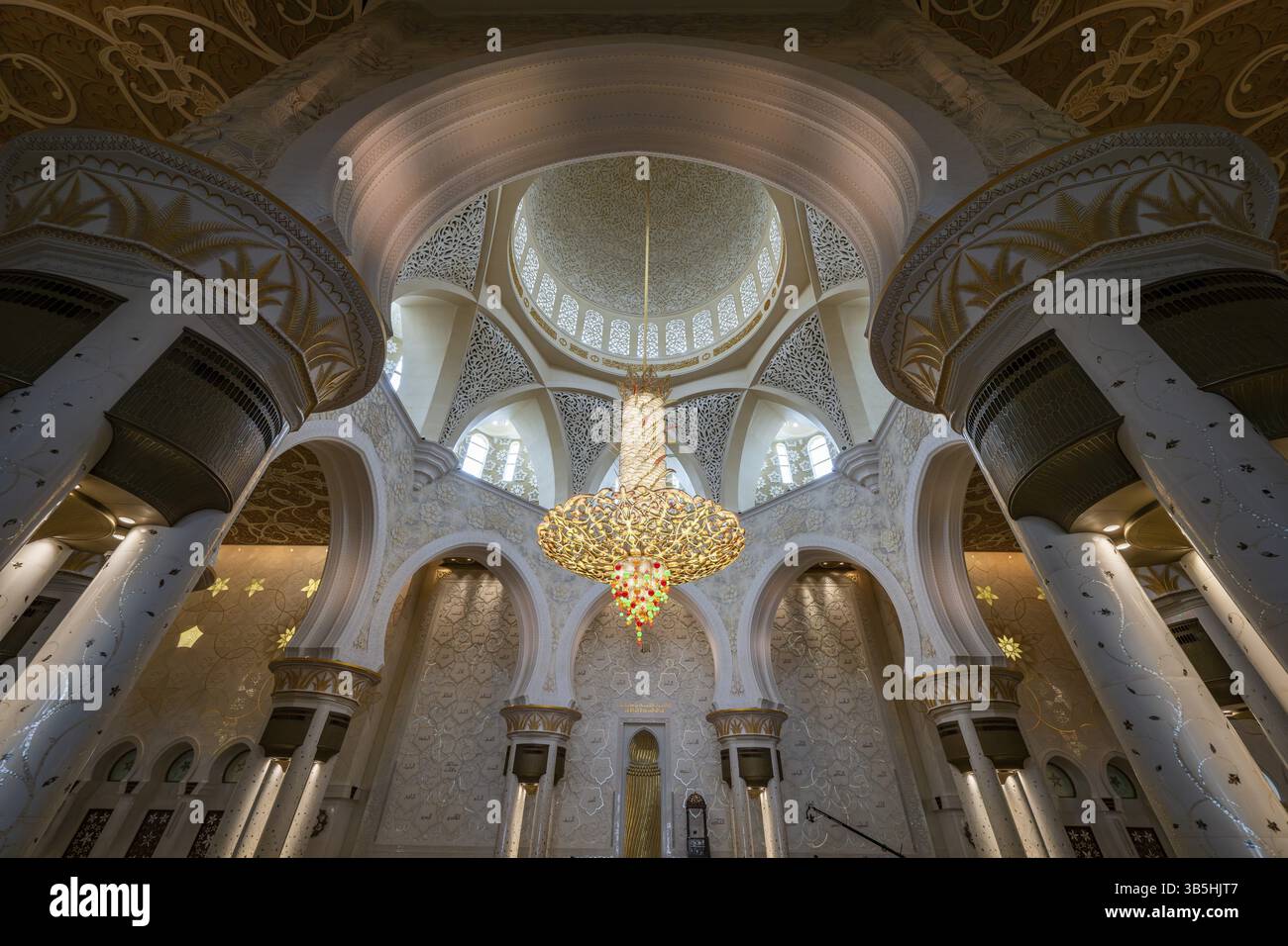 Sala di preghiera con lampadario nella Moschea Sheikh Zayed, Moschea Sheikh Zayed, Abu Dhabi, Emirati Arabi Uniti, Asia Foto Stock