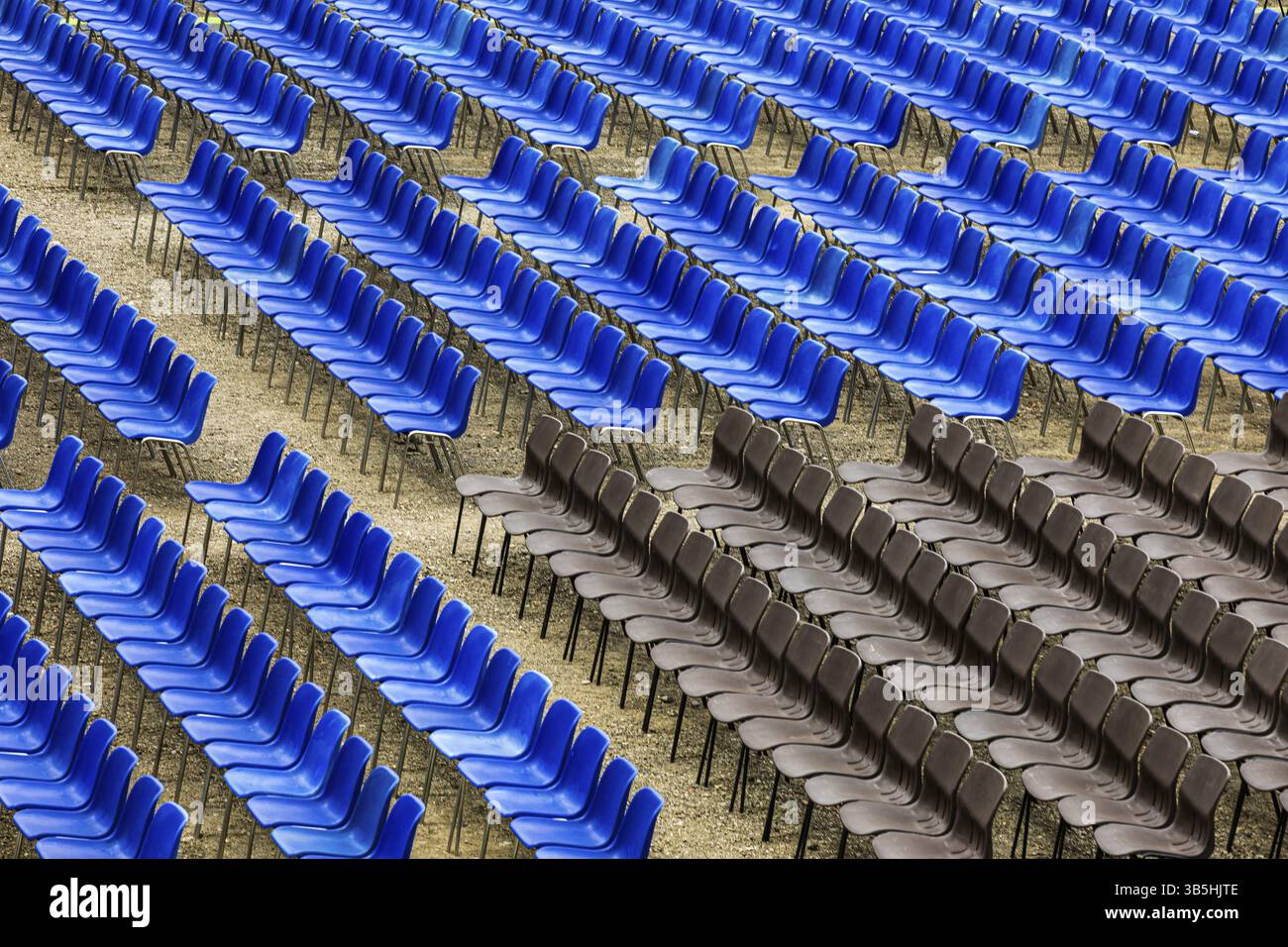File blu e nere di sedie nell'area di pubblico del festival estivo di Lucca, Toscana, Italia, Europa Foto Stock
