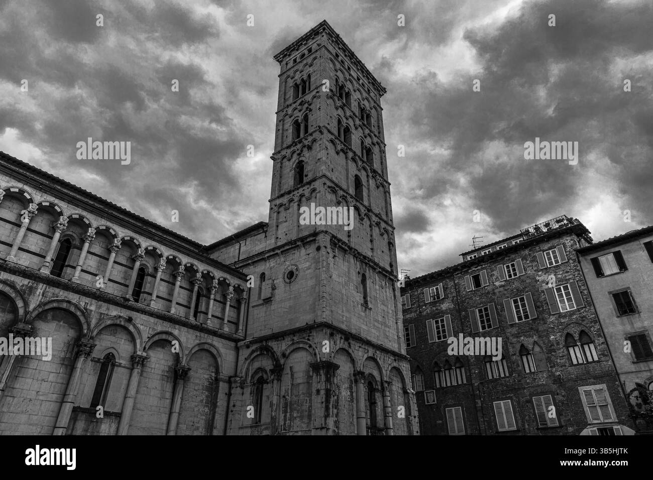 Nuvole di pioggia scura sopra il campanile della chiesa di San Michele in foro, centro storico della città, foto in bianco e nero, Lucca, Toscana, Italia, Europa Foto Stock