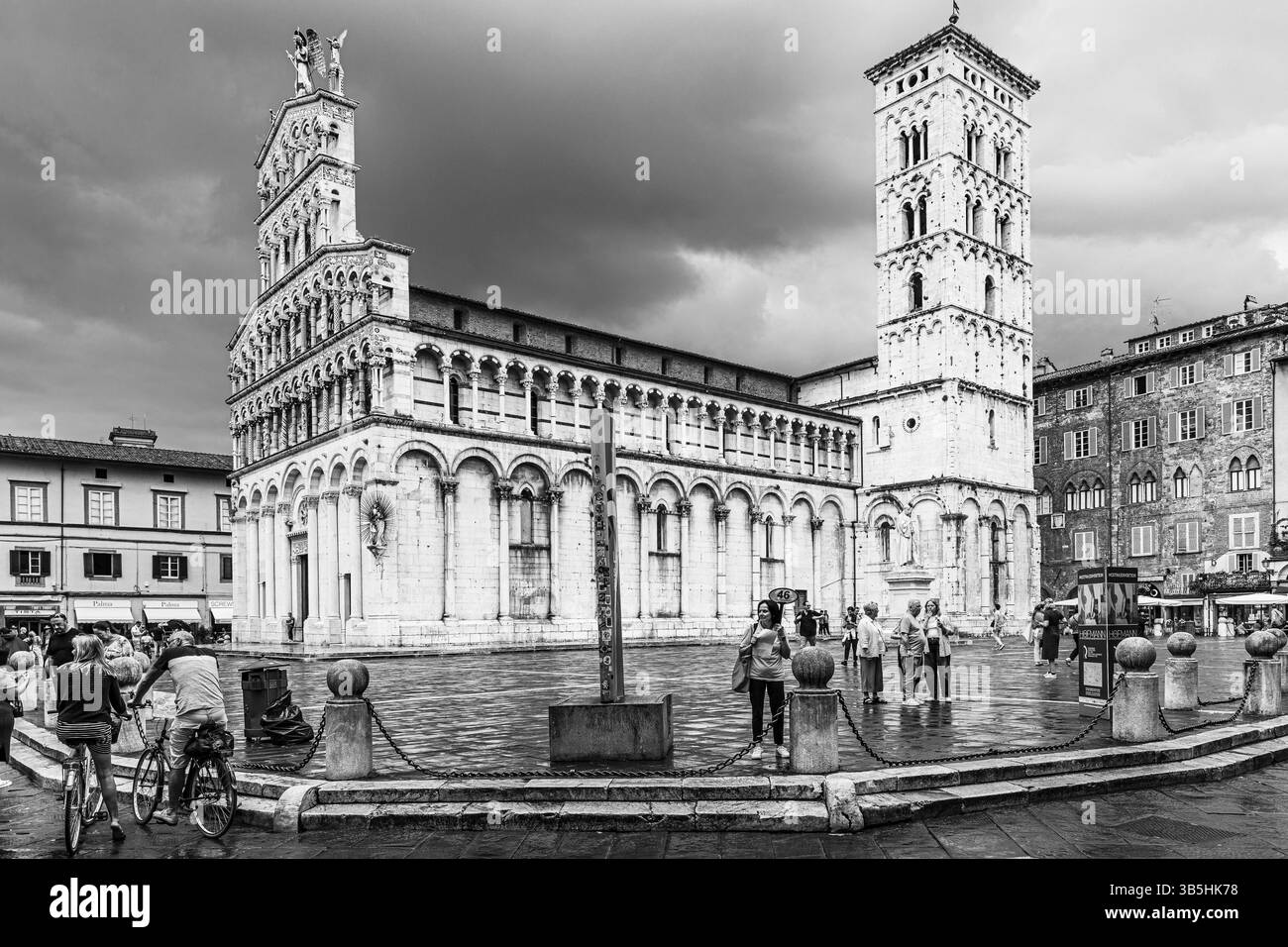 Nuvole di pioggia scura sopra il campanile della chiesa di San Michele in foro, e Piazza San Michele, centro storico, foto in bianco e nero, Lucca Foto Stock