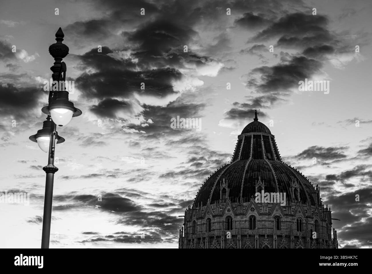 Battistero sotto un lampione al tramonto, Pisa Toscana, Italia, Europa Foto Stock