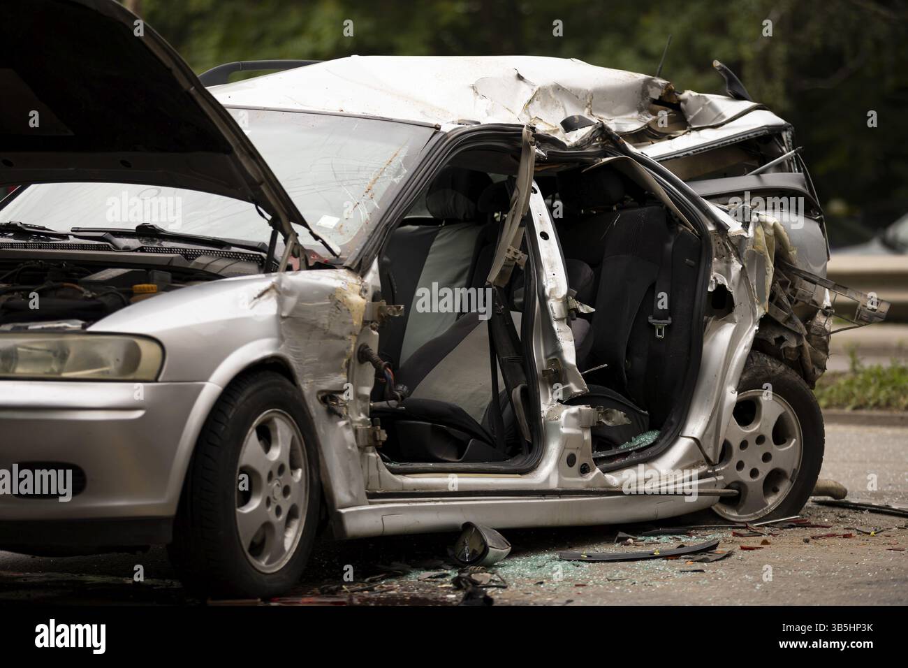 Incidente d'auto in una strada di città. Niente persone, auto d'argento Foto Stock