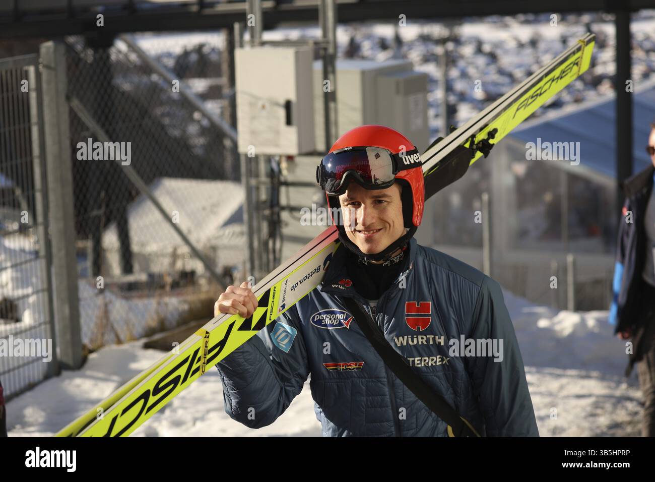 Karl Geiger (SC Oberstdorf) si sta dirigendo al salto con gli sci durante la qualificazione per l'evento di lancio con gli sci del 73° Torneo Four Hills in Foto Stock