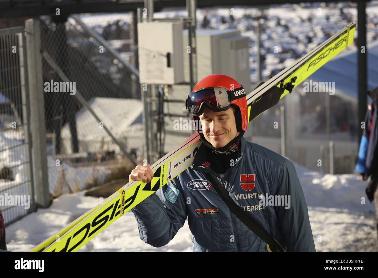 Di buon umore sulla strada per il salto con gli sci: Karl Geiger (SC Oberstdorf) alle qualifiche per l'apertura dell'evento di salto con gli sci del 73° Four Hills T. Foto Stock
