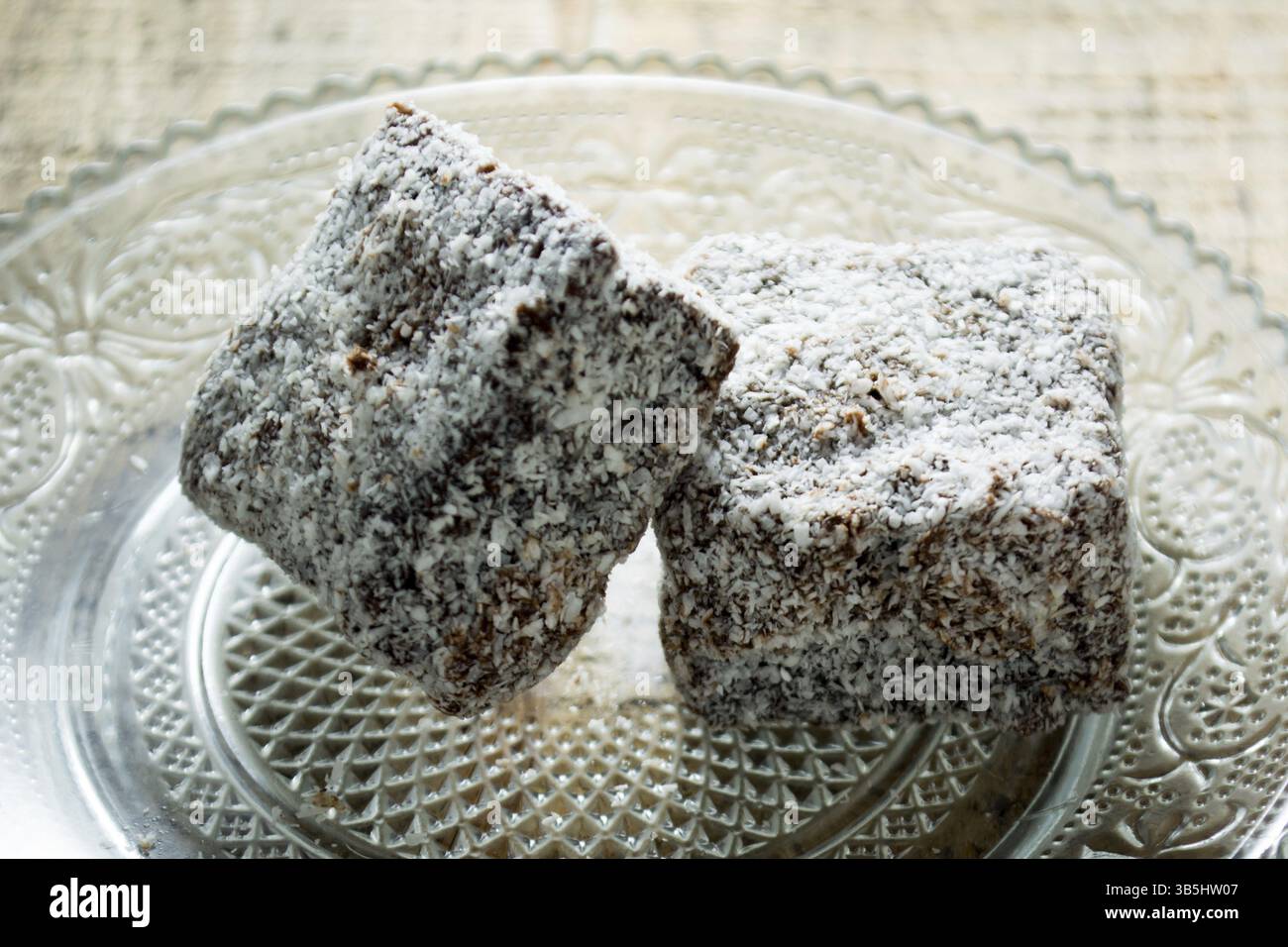 Close up di torte al cioccolato con la farina di cocco sulla lastra di vetro Foto Stock