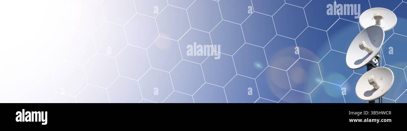 Diverse antenne di telecomunicazione di una rete cellulare e Internet wireless nei raggi del sole contro un cielo blu. Ricezione e digitalizzazione mu Foto Stock