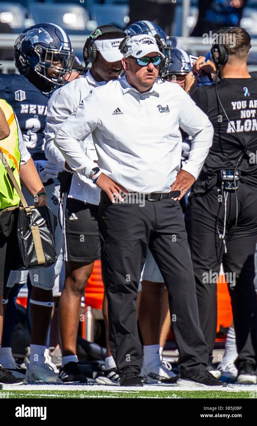 3 settembre 2022 Reno, NV USA, allenatore del Nevada Ken Wilson a bordo campo durante la partita di football NCAA tra Texas State Bobcats e Nevada Wolf Pack. Nevada ha vinto 38-14 al Mackay Stadium di Reno, Nevada Thurman James/CSM (immagine di credito: © Thurman James/CSM tramite ZUMA Press Wire) Foto Stock