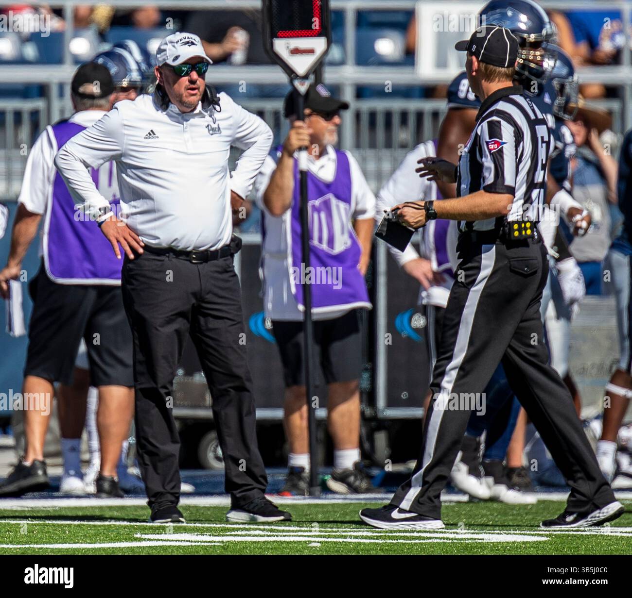 3 settembre 2022 Reno, NV USA Nevada, allenatore Ken Wilson a bordo campo parla con l'arbitro durante la partita di football NCAA tra Texas State Bobcats e Nevada Wolf Pack. Nevada ha vinto 38-14 al Mackay Stadium di Reno, Nevada Thurman James/CSM (immagine di credito: © Thurman James/CSM tramite ZUMA Press Wire) Foto Stock